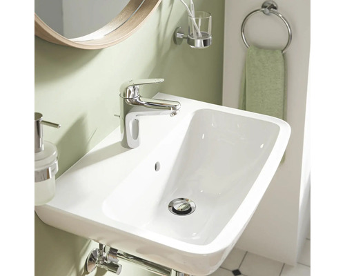 Lavabo avec robinet, distributeur de savon et porte-serviettes dans la salle de bain