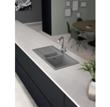 Küchenszene mit Spüle und Armatur auf einer Arbeitsplatte