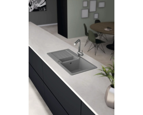 Küchenszene mit Spüle und Armatur auf einer Arbeitsplatte