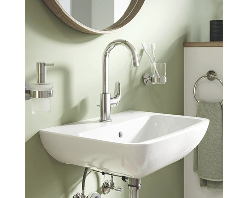 Lavabo de salle de bains moderne avec robinet, distributeur de savon et support pour gobelet de brosse à dents