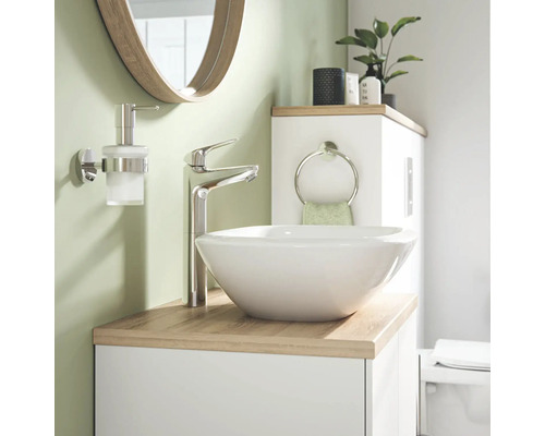 Salle de bain moderne avec lavabo, robinet, miroir et meubles de salle de bain