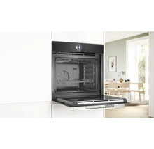 Einbau-Backofen mit geöffneter Tür in einer modernen Küche.