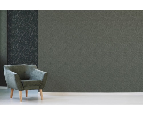 Wohnraum mit grauer Uni-Tapete und Tapete mit Zweigmuster