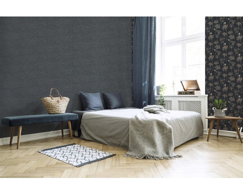 Chambre lumineuse avec lit, banc et papiers peints texturés