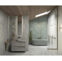 Helles Badezimmer mit Waschbecken, Badewanne, Dusche und Holzelementen