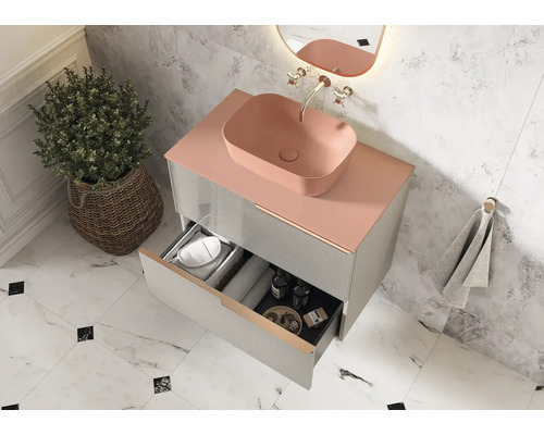 Badezimmer mit Waschtischunterschrank, Aufsatzwaschbecken und offenem Schubfach zur Aufbewahrung von Badartikeln.