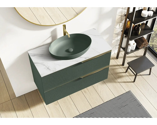 Badezimmer mit Unterschrank, Waschtisch, Armatur und Regal