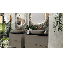 Modernes Badezimmer mit zwei Waschtischen, Spiegeln und Pflanzen für eine helle und organisierte Atmosphäre