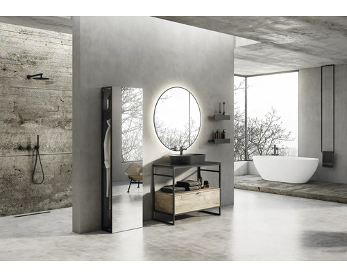 Badezimmer mit Dusche, Waschtisch mit rundem Spiegel und freistehender Badewanne in heller, moderner Optik.