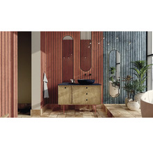 Salle de bain avec meuble-lavabo, miroirs, plantes et revêtement mural en bois pour une ambiance lumineuse et organisée.