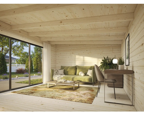 Innenansicht eines Holzhauses mit Sofa, Tisch und Schreibtisch