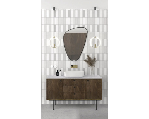 Badezimmer mit Waschtischunterschrank, Aufsatzwaschbecken, Spiegel und Beleuchtung