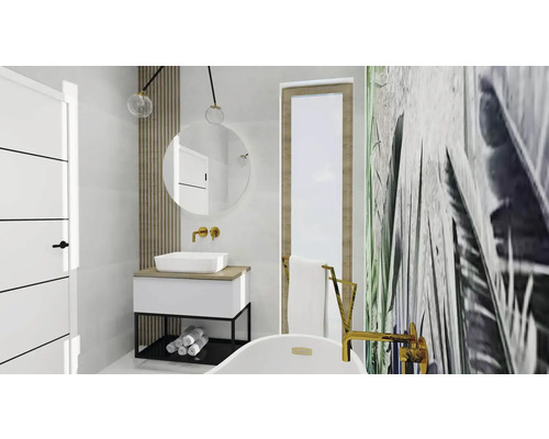 Badezimmer mit Waschtisch, Spiegel und Badewanne in hellem Design