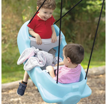 Zwei Kinder schaukeln auf einer blauen Kinderschaukel mit Seilaufhängung im Garten.
