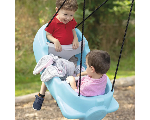 Deux enfants se balancent sur une balançoire bleue pour enfants avec suspension à corde dans le jardin.