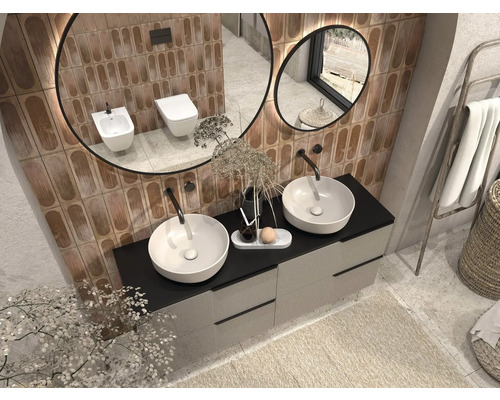 Modernes Badezimmer mit Doppelwaschtisch, Spiegeln und Keramikfliesen