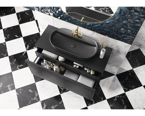 Badezimmer mit Waschbecken, Unterschrank und Schachbrettfliesen