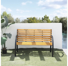 Banc de jardin en lattes de bois et structure métallique noire devant un mur blanc