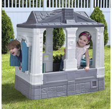 Maisonnette avec deux enfants dans le jardin