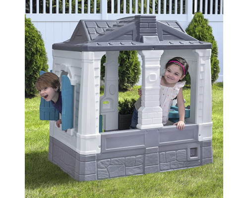 Maisonnette avec deux enfants dans le jardin