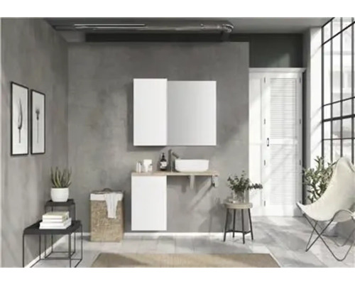 Modernes Badezimmer mit Waschbeckenunterschrank, Spiegel, Ablagefläche und dekorativen Elementen.