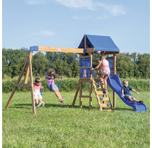 Spielplatz mit Schaukeln, Klettergerüst und Rutsche im Garten