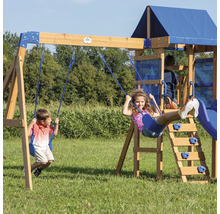 Kinderspielplatz mit Schaukeln, Rutsche und Kletterwand im Garten.