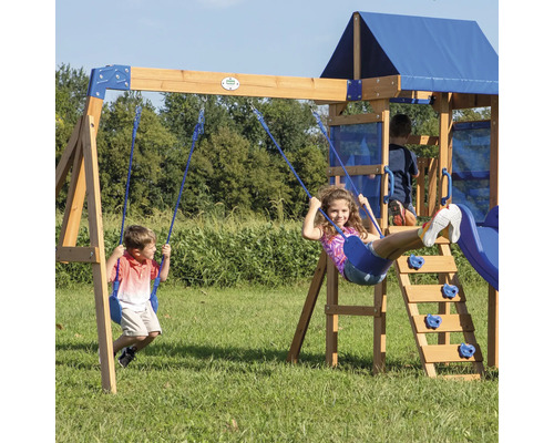 Aire de jeux pour enfants avec balançoires, toboggan et mur d''escalade dans le jardin.