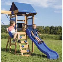 Spielplatz mit Rutsche, Schaukel und Kletterwand für Kinder