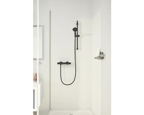 Duschset mit Handbrause und Thermostat in einem Badezimmer.