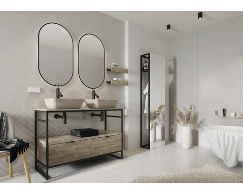 Badezimmer mit Doppelwaschtisch, zwei Spiegeln und Badewanne