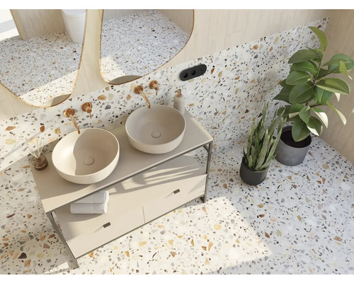 Badezimmer mit Doppelwaschtisch, Spiegeln und Pflanzen