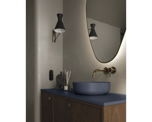 Badezimmerwaschtisch mit Aufsatzwaschbecken, Wandarmatur, Spiegel und Wandleuchte