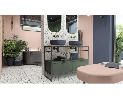 Helles Badezimmer mit Doppelwaschtisch, Spiegeln, Badewanne und Pflanzen