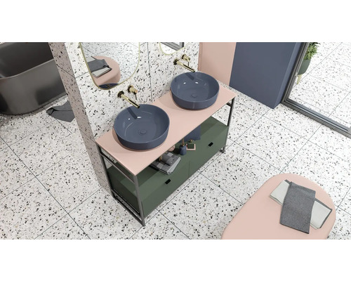 Ansicht eines Badezimmers mit Doppelwaschtisch, zwei runden Aufsatzwaschbecken, Spiegel und Badhocker.