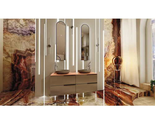 Helles Badezimmer mit Waschtisch, zwei Spiegeln, Beleuchtung und Boden mit Marmoroptik