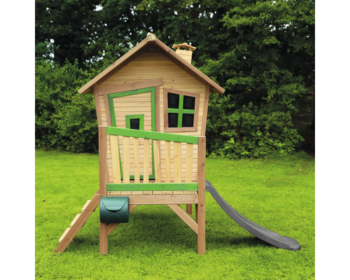 Cabane de jeu en bois avec toboggan et boîte aux lettres dans le jardin