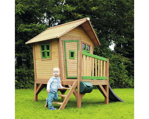 Cabane de jeu en bois avec toboggan et boîte aux lettres dans le jardin
