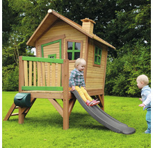 Spielhaus aus Holz mit Rutsche im Garten, Kinder spielen