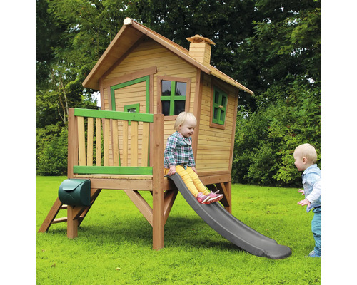 Spielhaus aus Holz mit Rutsche im Garten, Kinder spielen