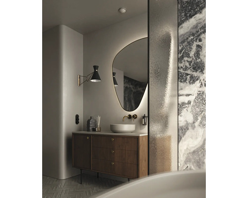 Helles Badezimmer mit Waschtisch, Spiegel mit Beleuchtung, Wandleuchte und Dusche