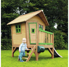 Holzspielhaus mit Rutsche, Leiter und Briefkasten im Garten