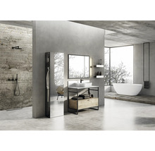 Modernes Badezimmer mit Waschbeckenunterschrank, Spiegel, Badewanne und Dusche.