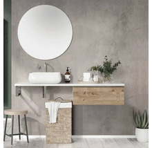 Badezimmer mit rundem Spiegel, Waschbecken, Unterschrank und Wäschekorb