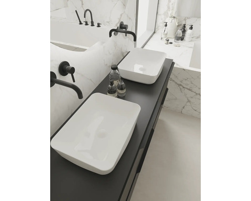 Badezimmer mit zwei Aufsatzwaschbecken auf einem Waschtisch