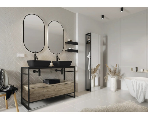 Helles Badezimmer mit Doppelwaschtisch, ovalen Spiegeln, freistehender Badewanne und Regalen