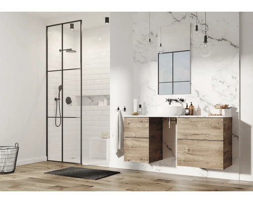 Modernes Badezimmer mit Dusche, Waschtisch und Spiegel vor einer Marmorwand