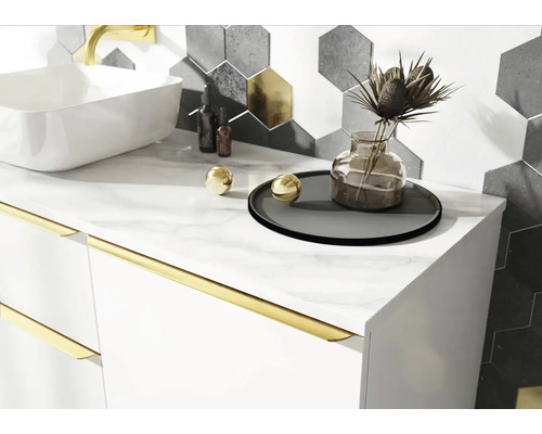 Badezimmer mit Waschbecken, Armaturen, Kommode, Dekorationen und sechseckigen Fliesen