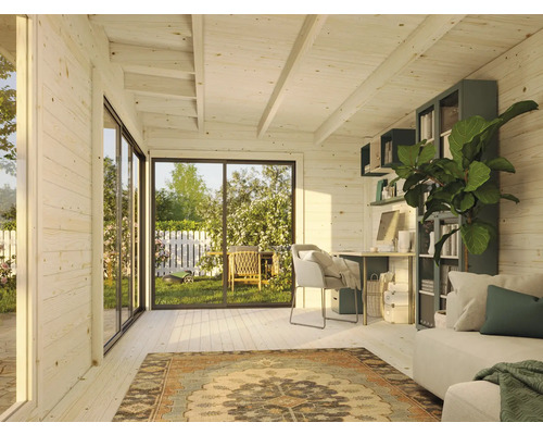 Vue intérieure d''une cabane de jardin avec portes coulissantes, tapis, bureau et bibliothèque.