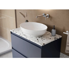 Meuble de salle de bains avec lavabo à poser, robinetterie et porte-serviettes